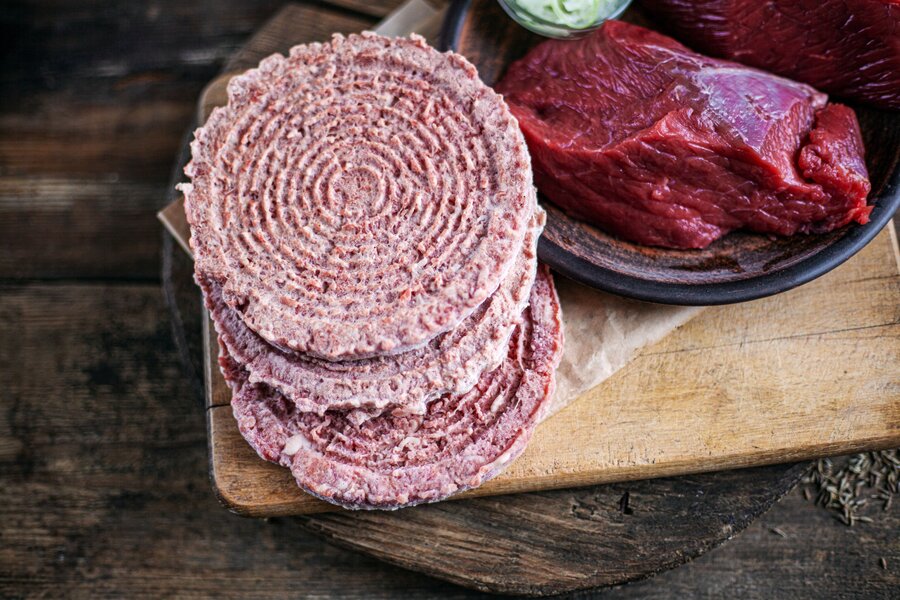 De différents aspects de viande montrant l'aspect d'une viande correctement conservée vs une viande avec brûlures de congélation