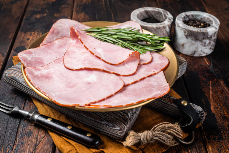 Comment saler un jambon de porc frais
