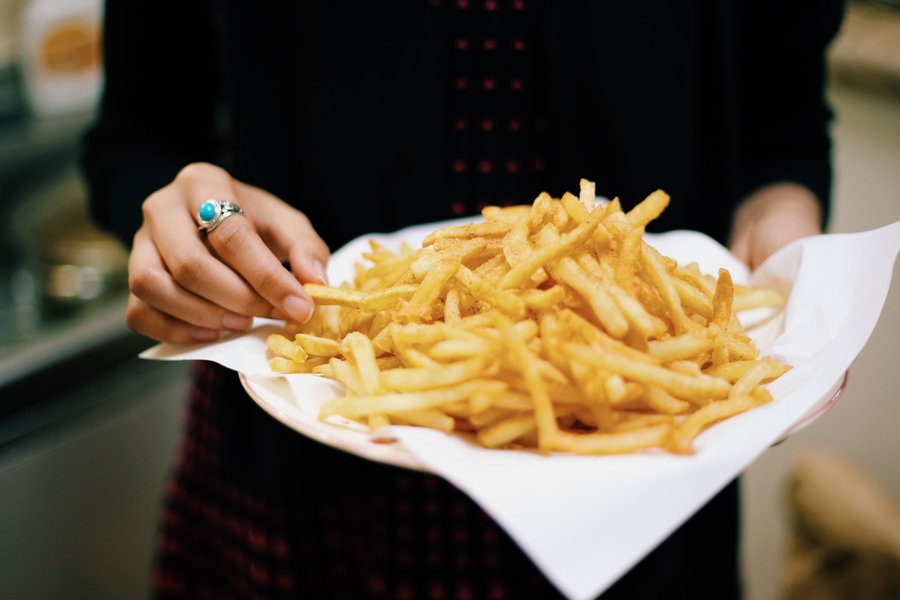 De bonnes frites précuites prêtes à être congelées.