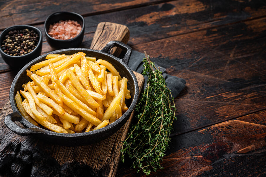Une maman qui sèche des frites précuites découpées pour les congeler.