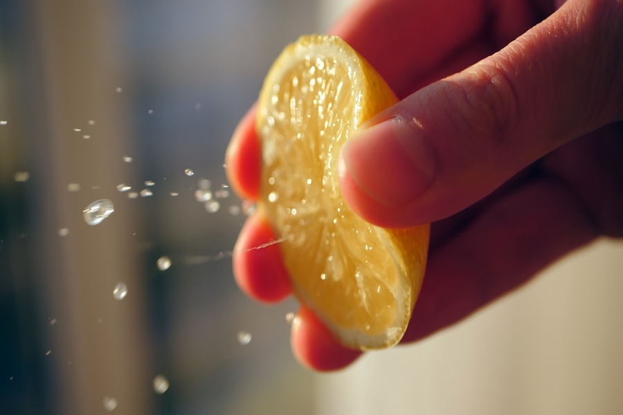 Un demi citron pressé à la main pour avoir son acidité
