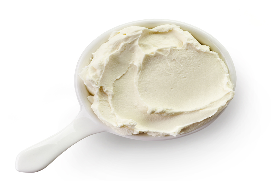 De la crème fraîche reposée dans un contenant
