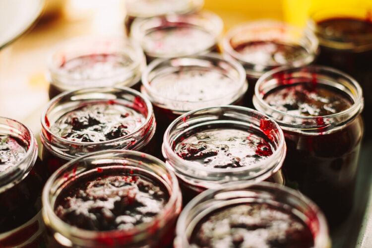 Stériliser de la compote dans des pots à confiture : méthode sûre et