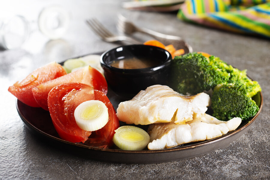 Voilà une fondue de poisson accompagnée par des légumes