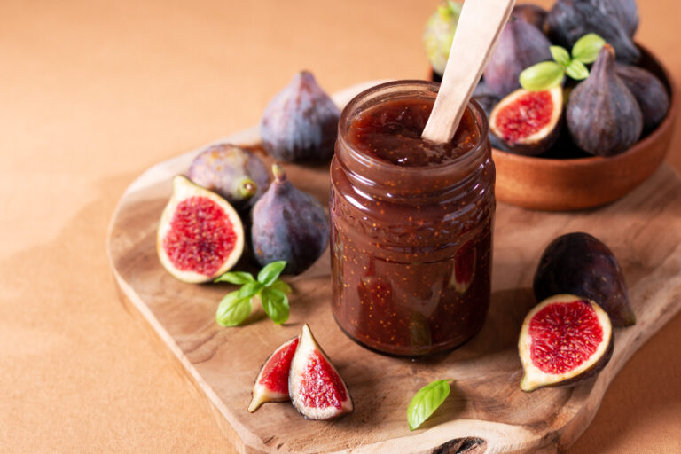 Quelqu'un a congelé des figues pour en faire de la confiture dans le bocal