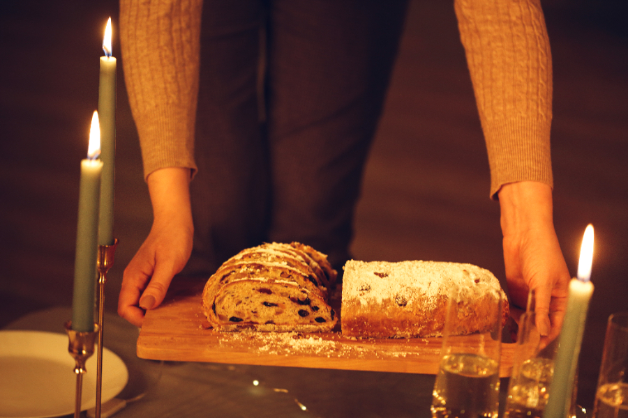 Une chef pâtissière montrant ses meilleures recettes de stollen
