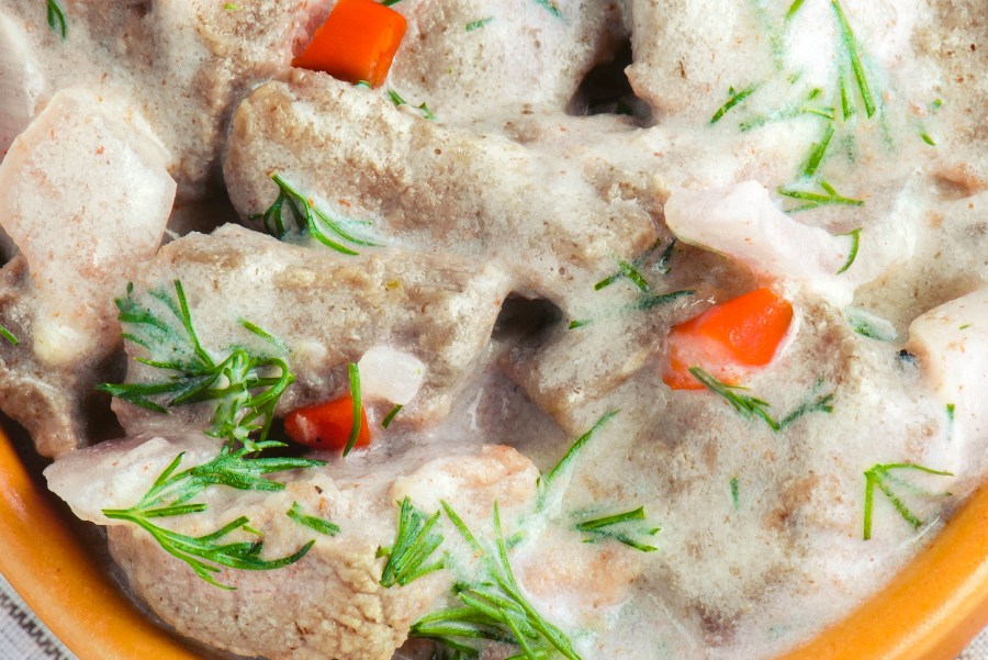 Blanquette de veau disposée dans un bac hermétique, prête à être placée au congélateur