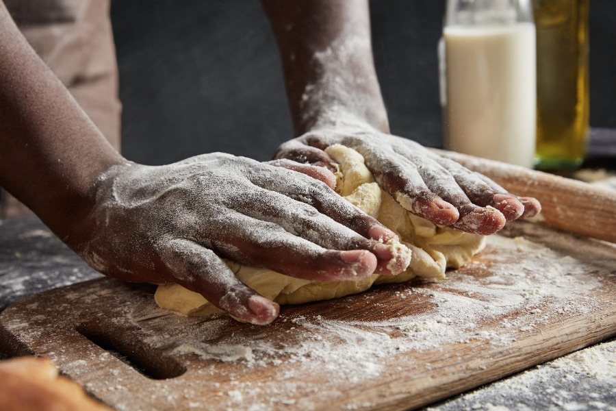 La pâte gonflée est recouverte d’un torchon légèrement fariné