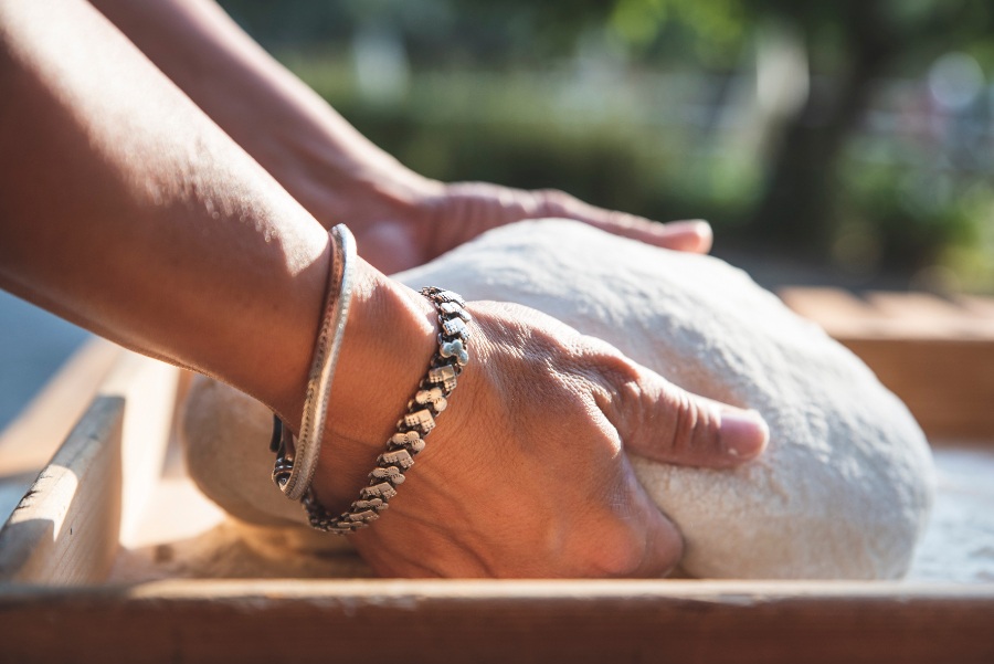 Des bulles d’air apparaissent à la surface, signe d’une bonne fermentation