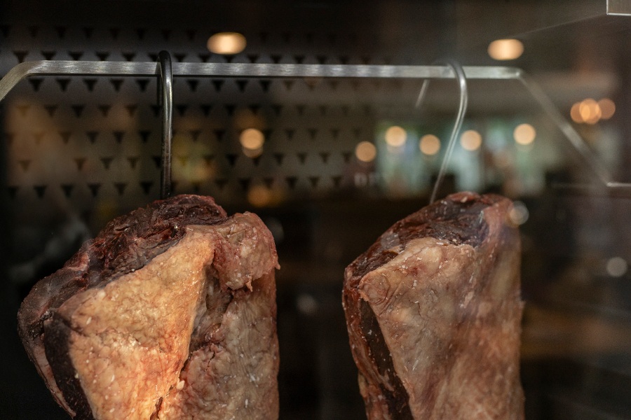 Un restaurant utilisant une cave de maturation de viande