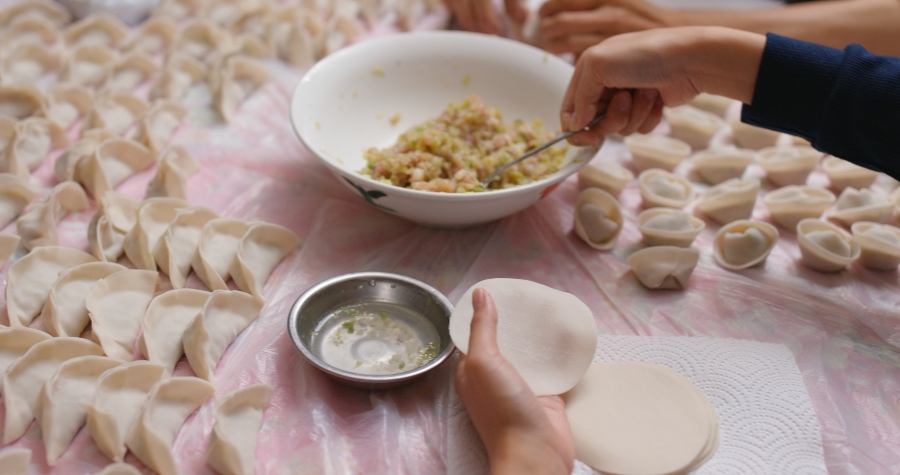 Quenelles dorées à la poêle dans un peu de beurre pour un résultat crousti-fondant