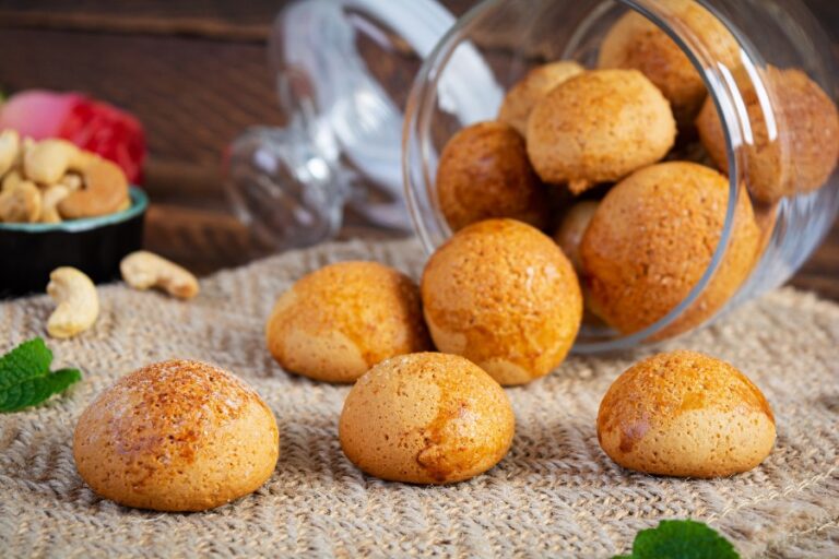 Gougères dorées déposées sur une plaque avant d’être placées au congélateur