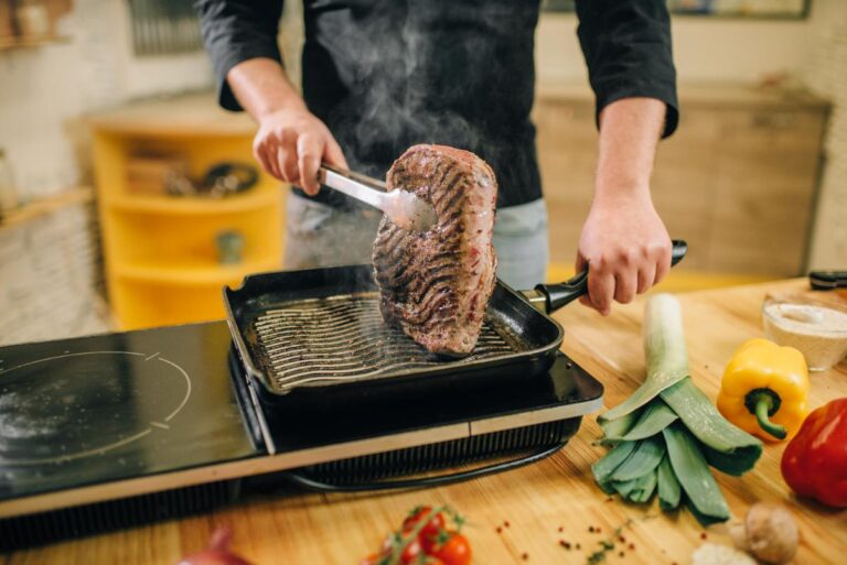 Tranches de rosbeef disposées dans panier vapeur