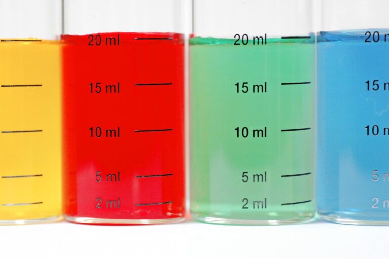 Des récipients permettant de voir la quantité du liquide versé dedans