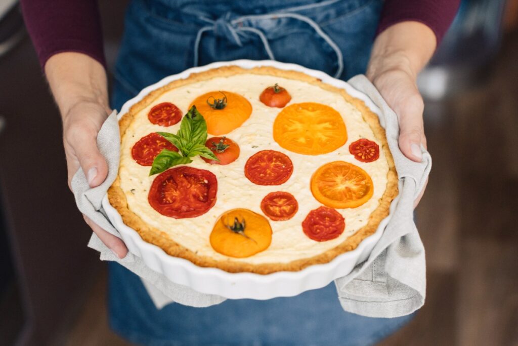 Une personne qui a préparé de la tarte à la tomate