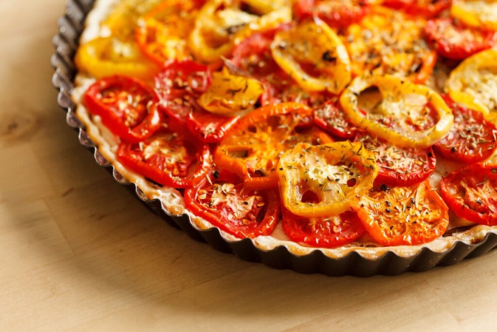 Préparation d'une tarte à la tomate
