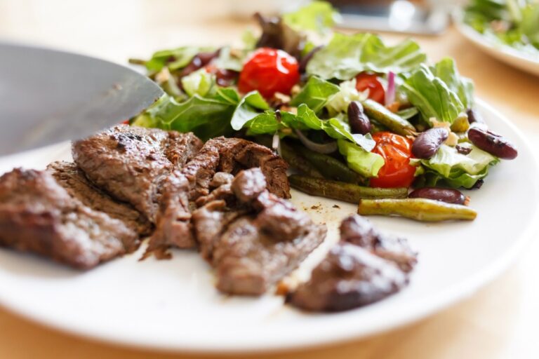 Un plat de foie de veau avec des salades