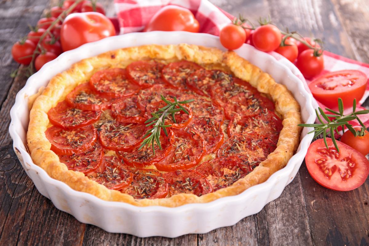 Une tarte à la tomate bien préparée sur une assiette