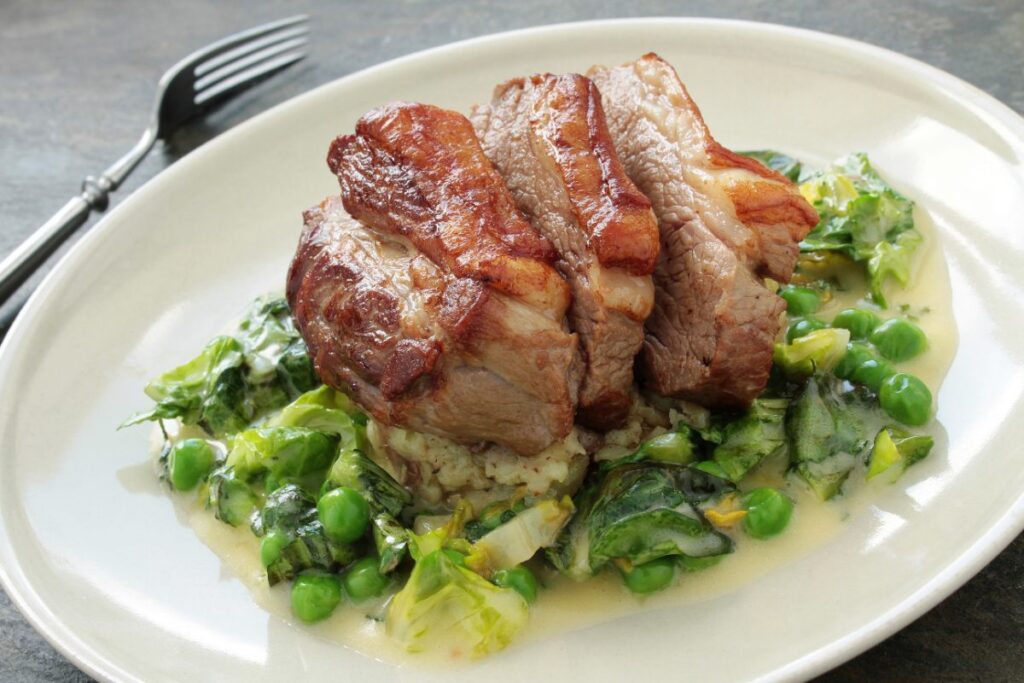 Confit de porc préparé sur une assiette
