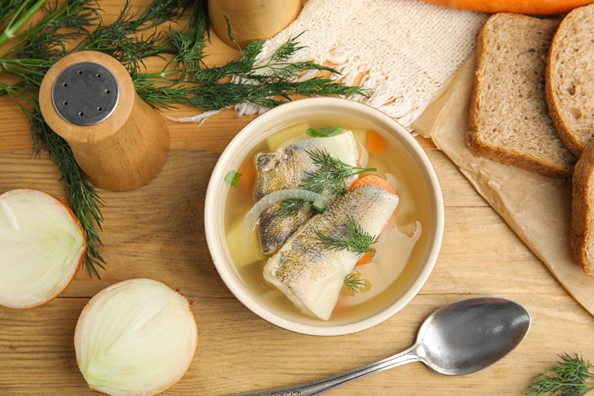 Une délicieuse soupe de poisson sur table