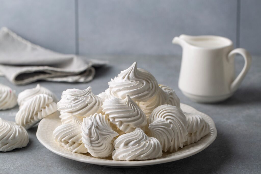 Des méringues sur une assiette, prêtes pour le dessert