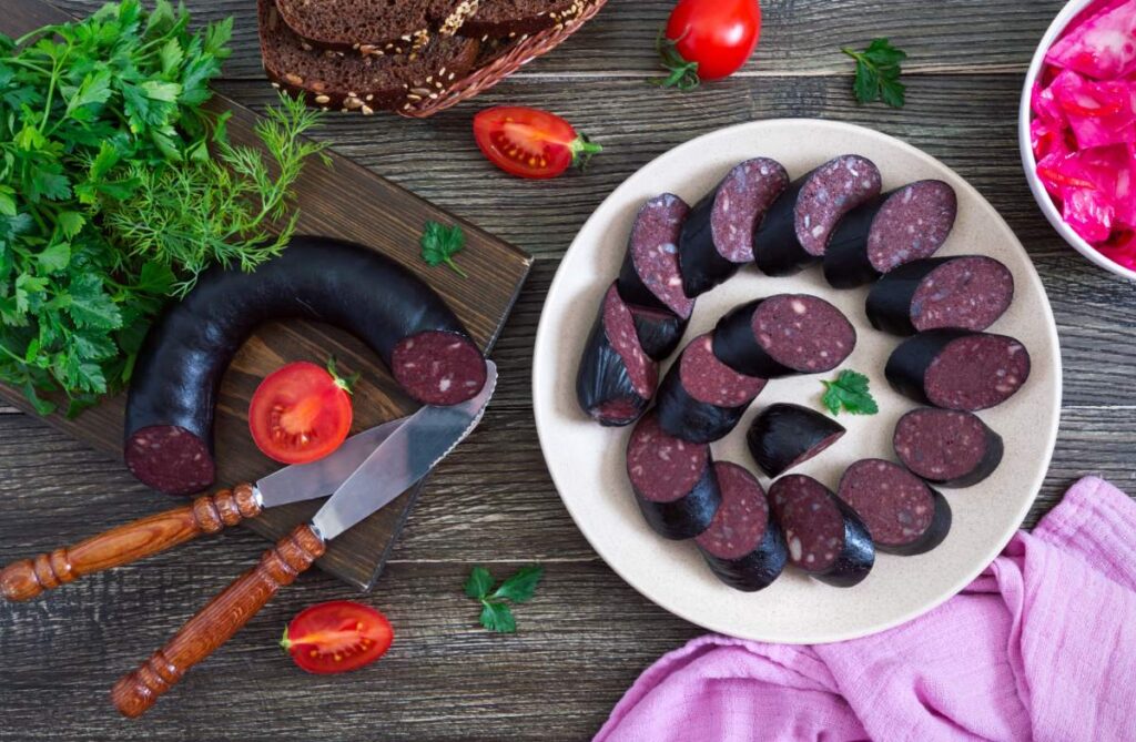 Du boudin noir tranché sur une assiette