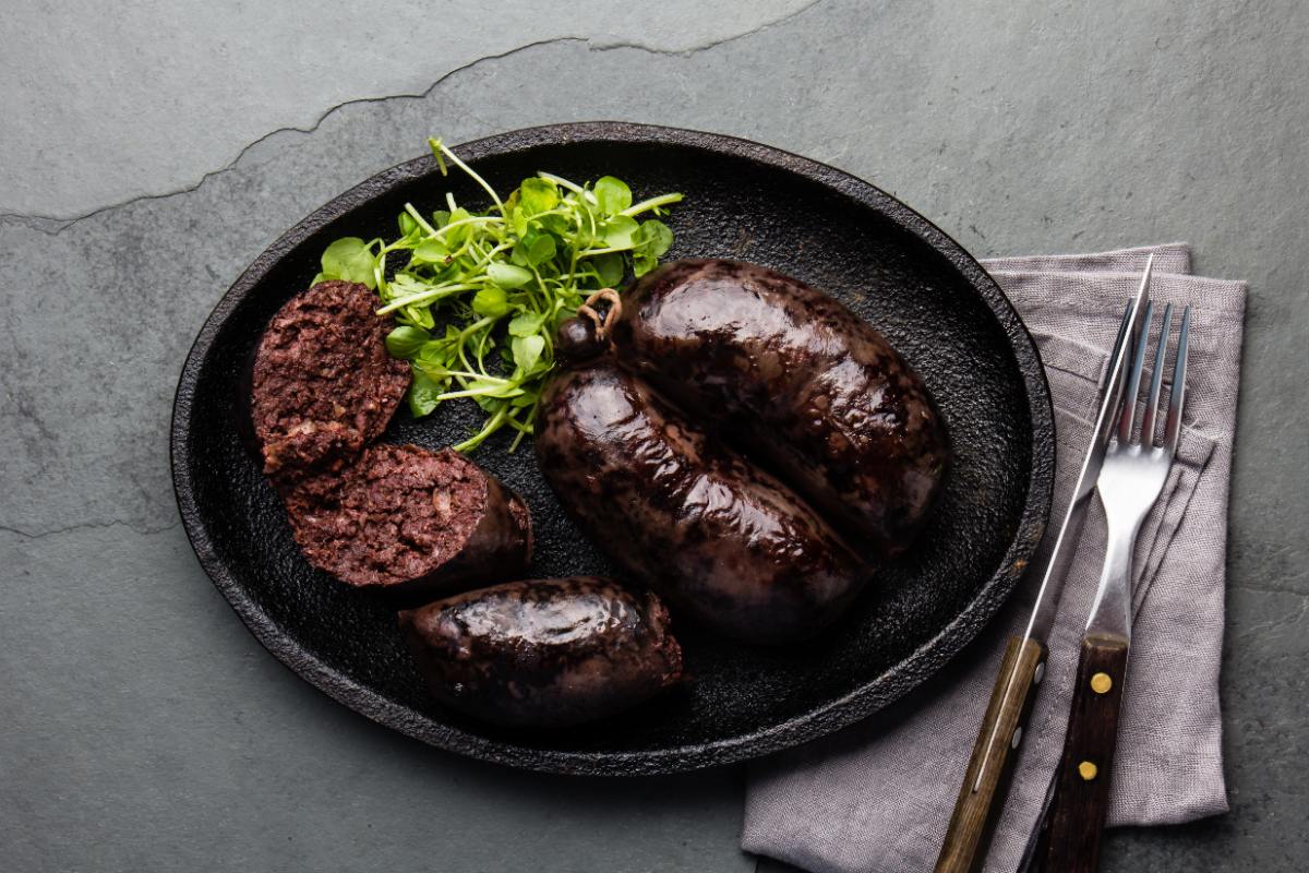 Du boudin noir préparé sur une assiette