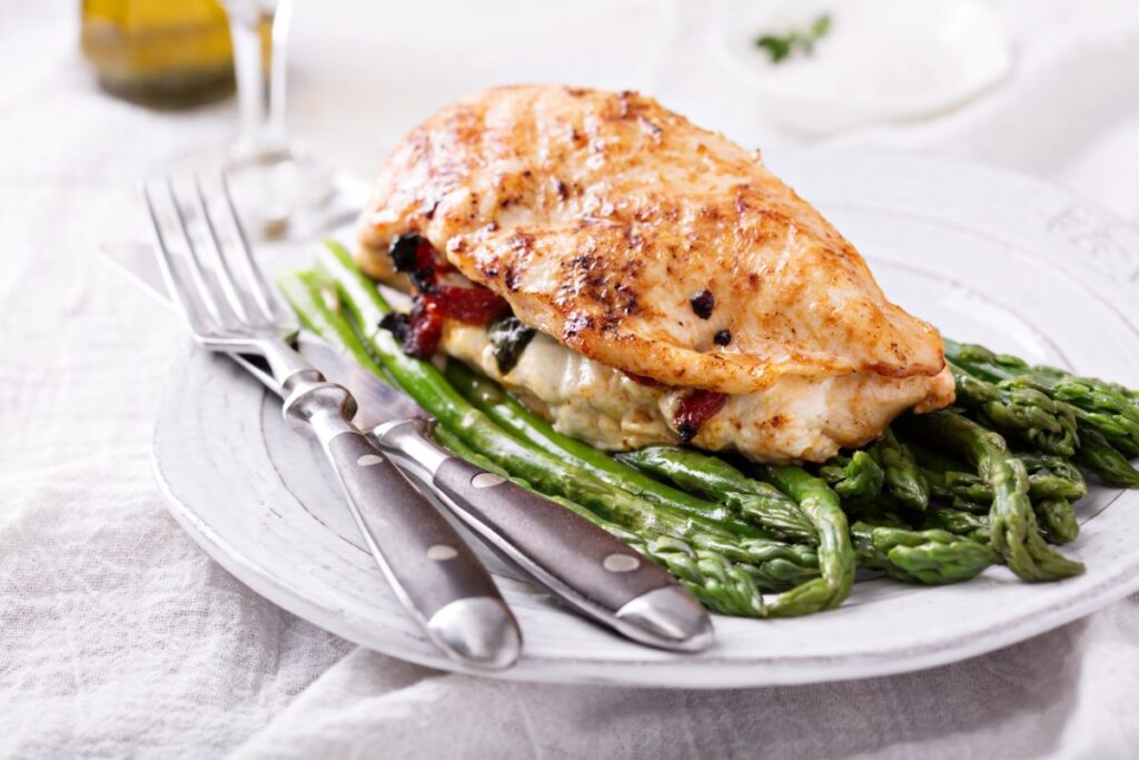 Du poulet farci accompagné par des légumes