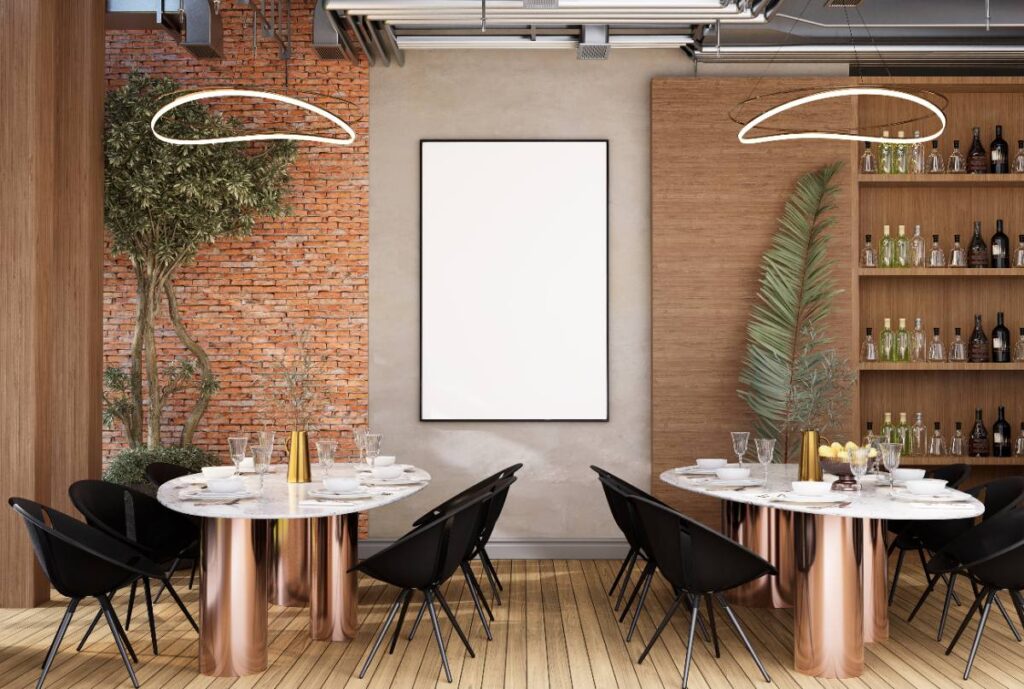 Intérieur moderne d'un restaurant avec de bons matériaux pour la table