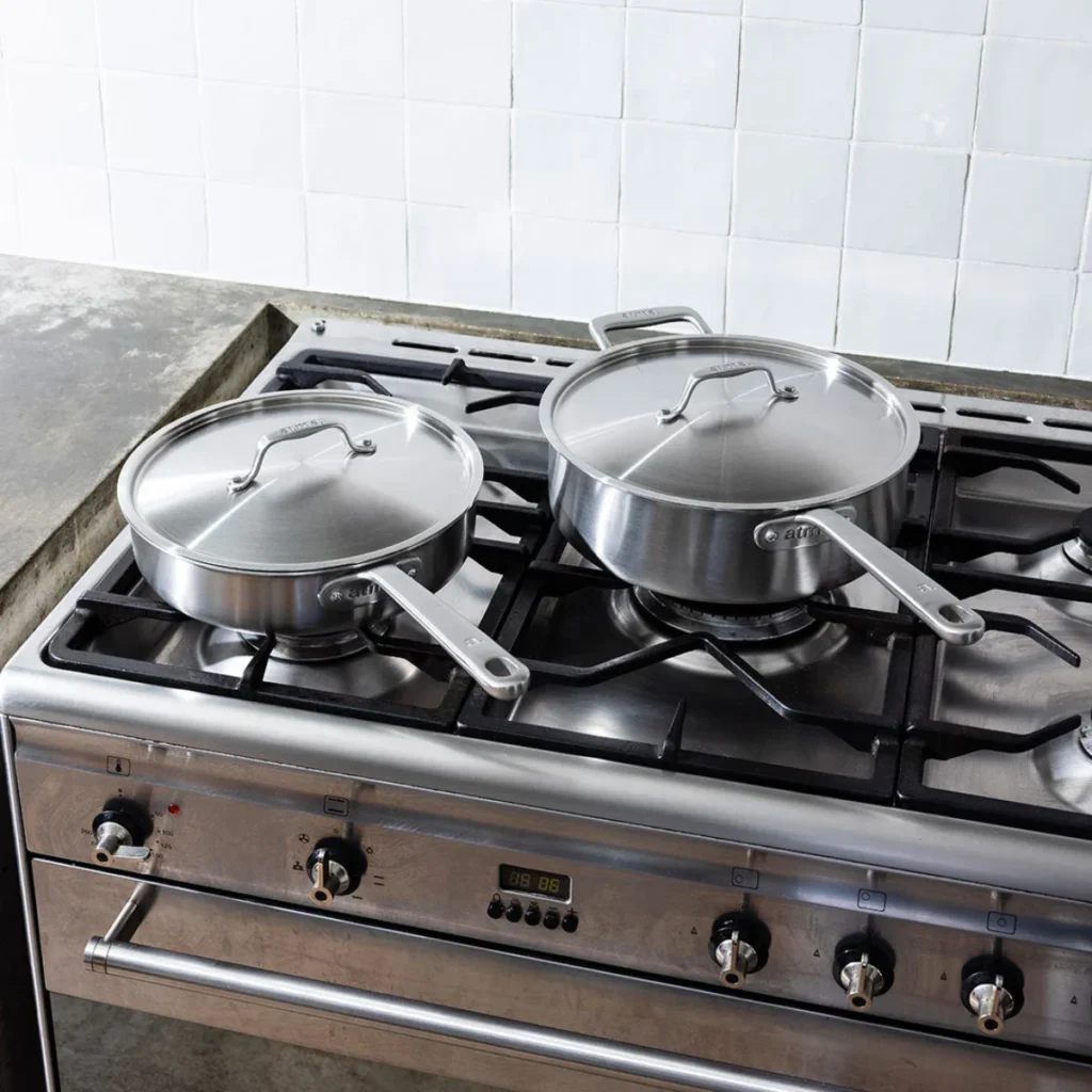 Duo de sauteuses en inox idéales sur une plaque à gaz