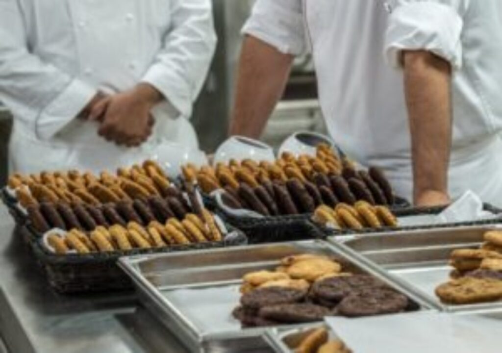 Des biscuits cuits sur des plateaux