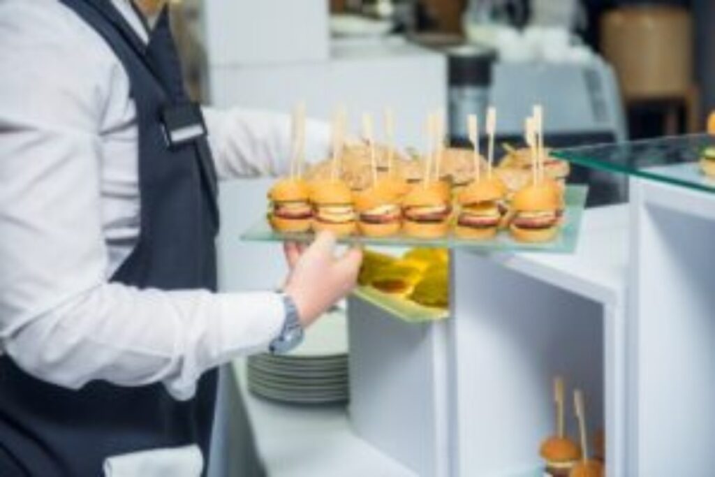 Un professionnel qui sert un buffet de restauration