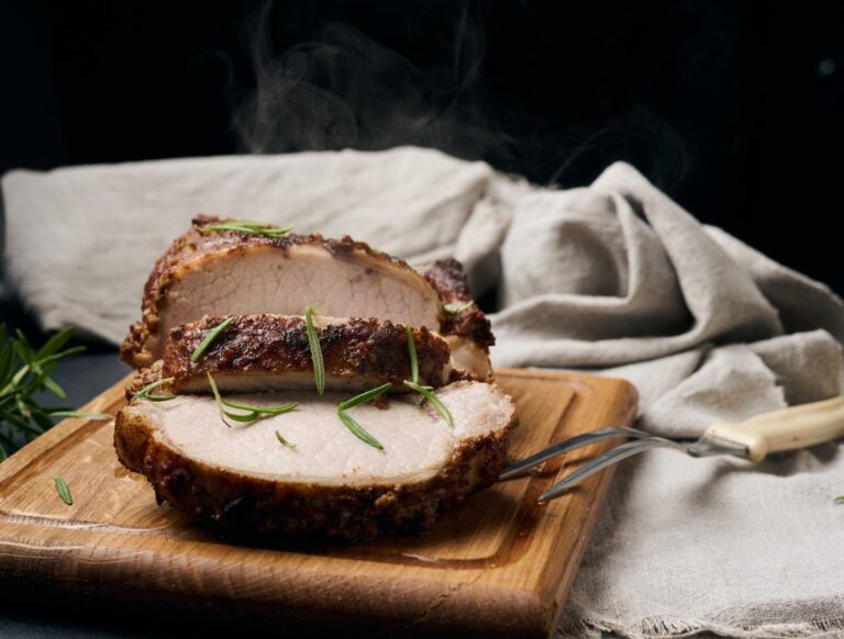 Rôti de porc saumuré tranché