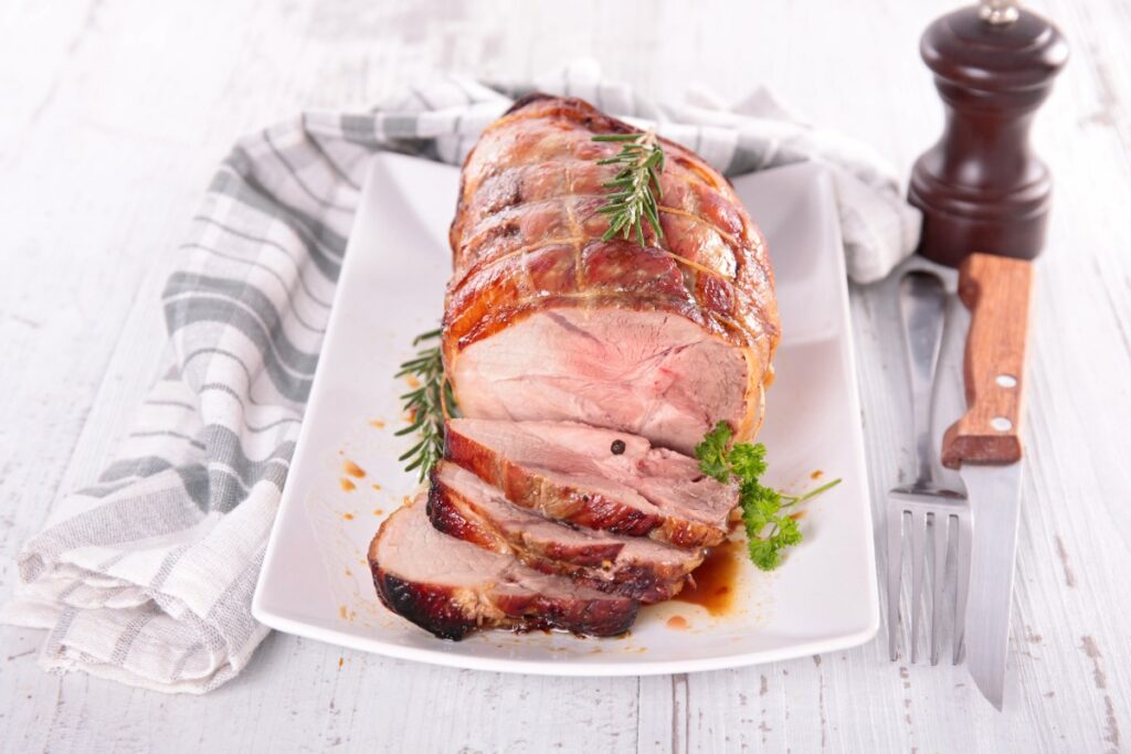 Une assiette de rôti de porc bien cuit