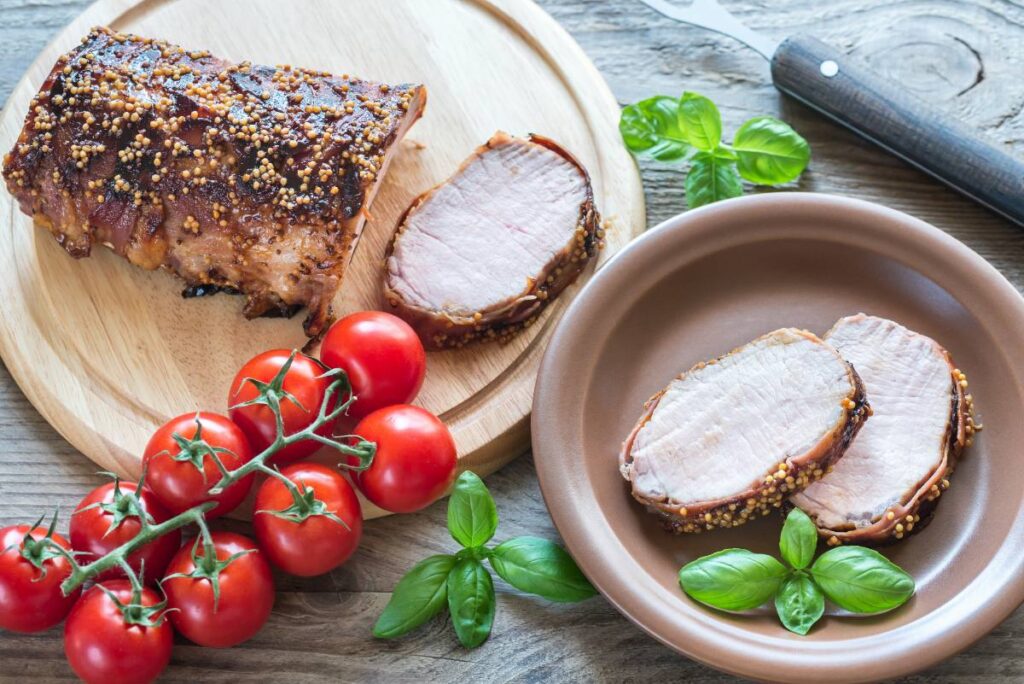 Rôti de porc saumuré cuit avec des tomates frais