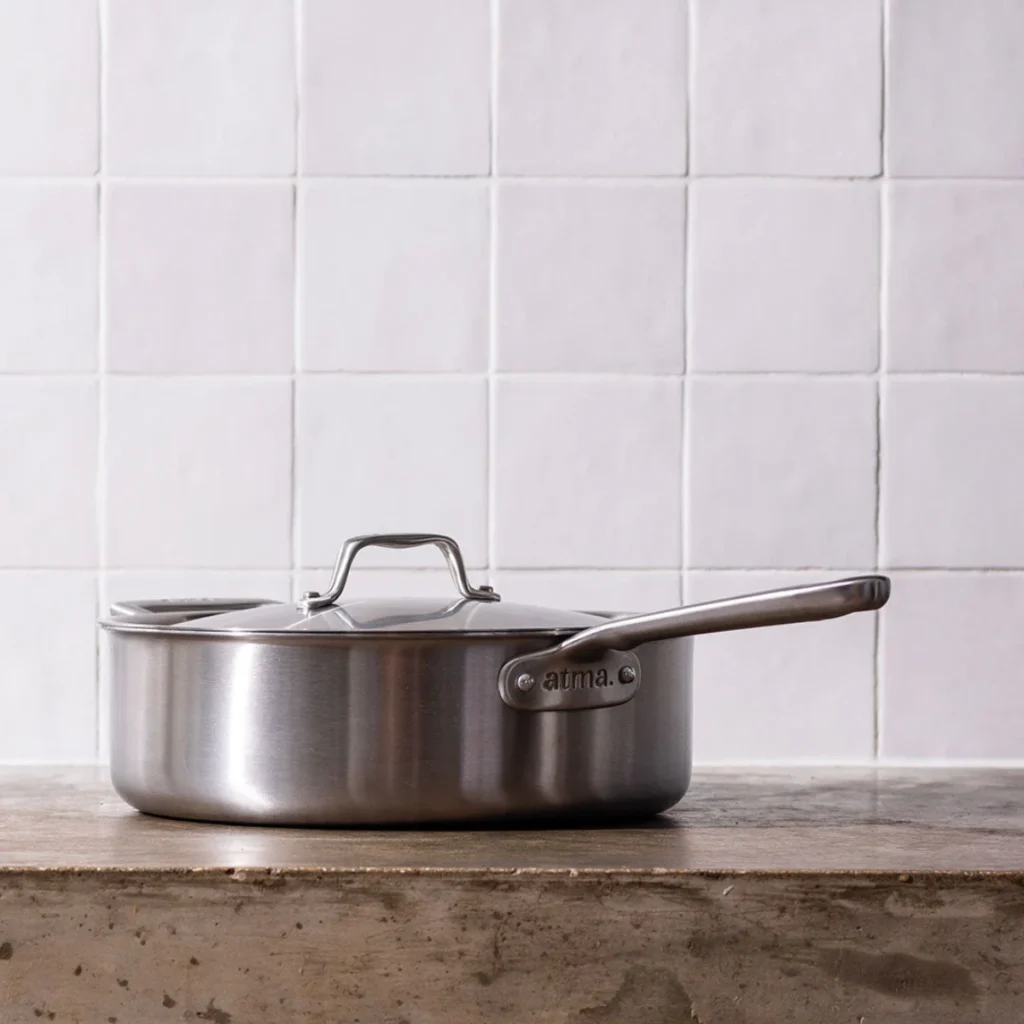 Une sauteuse idéale en inox posée sur la table