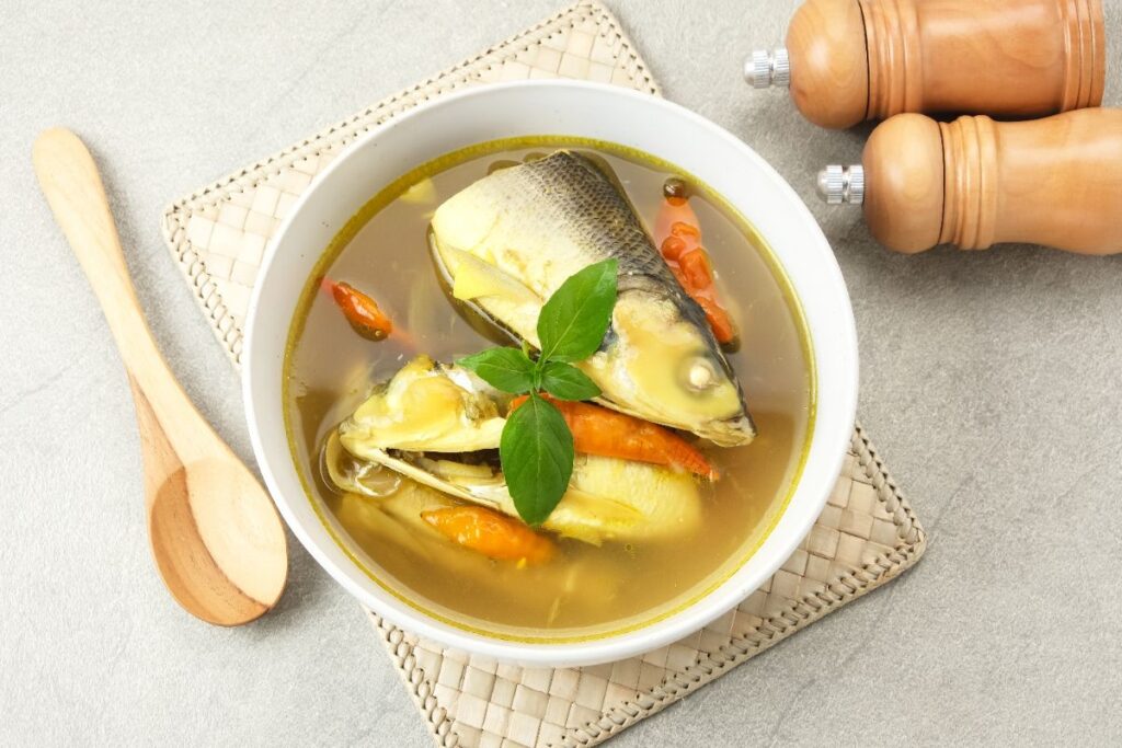 Une soupe de poisson dans un bol