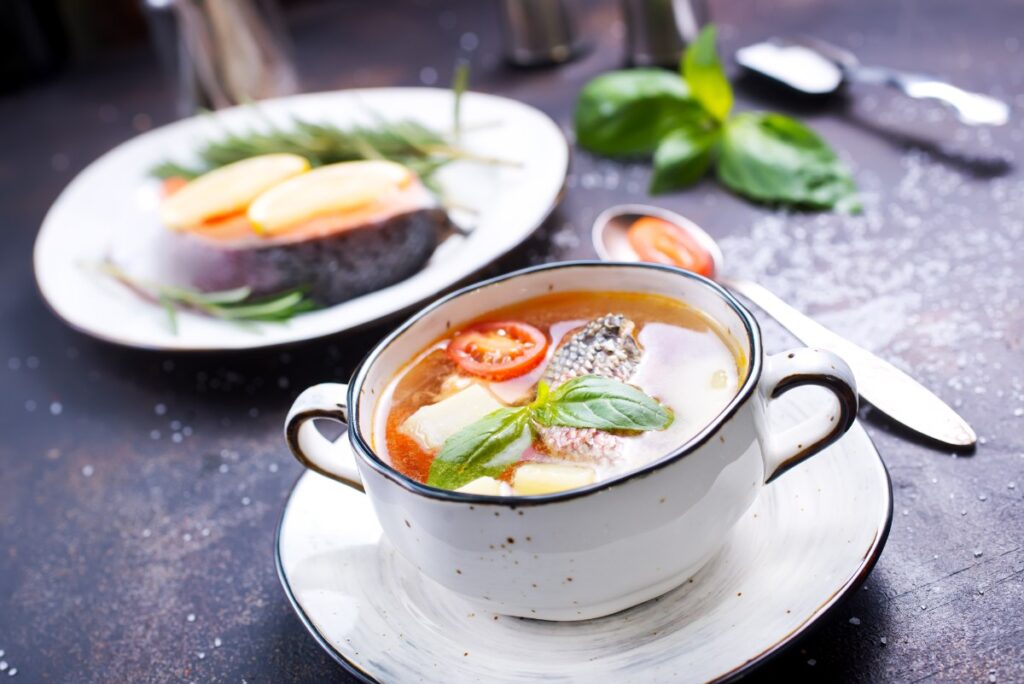 Une soupe de poisson préparée et mise dans un bol