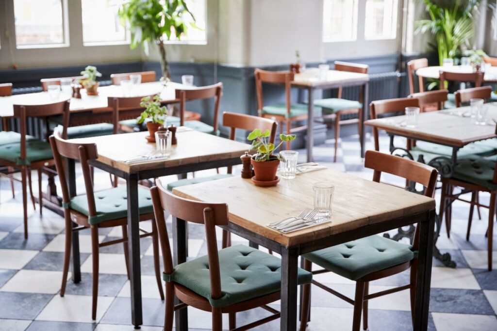Des tables dressées pour le service dans un restaurant