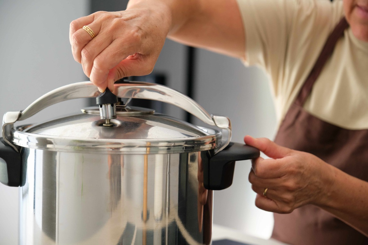 Un cuisinier qui utilise une cocotte-minute seb en aluminium