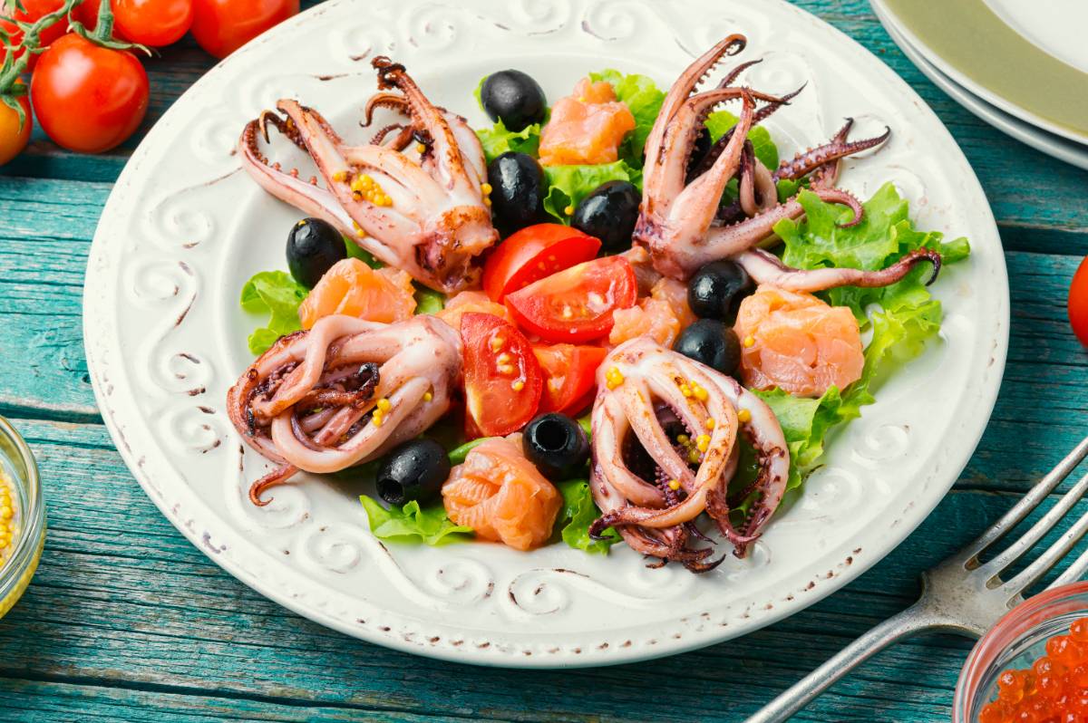 Un plat de calamars à la romaine avec des salades