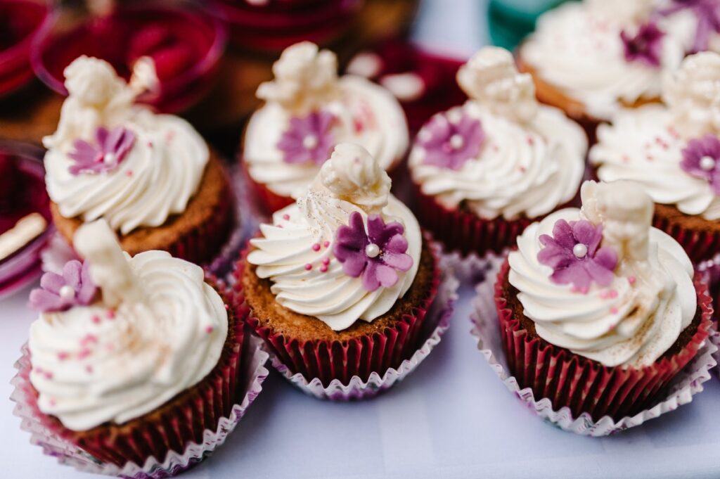 Une assiette de gâteau de muffins préparée pour un mariage