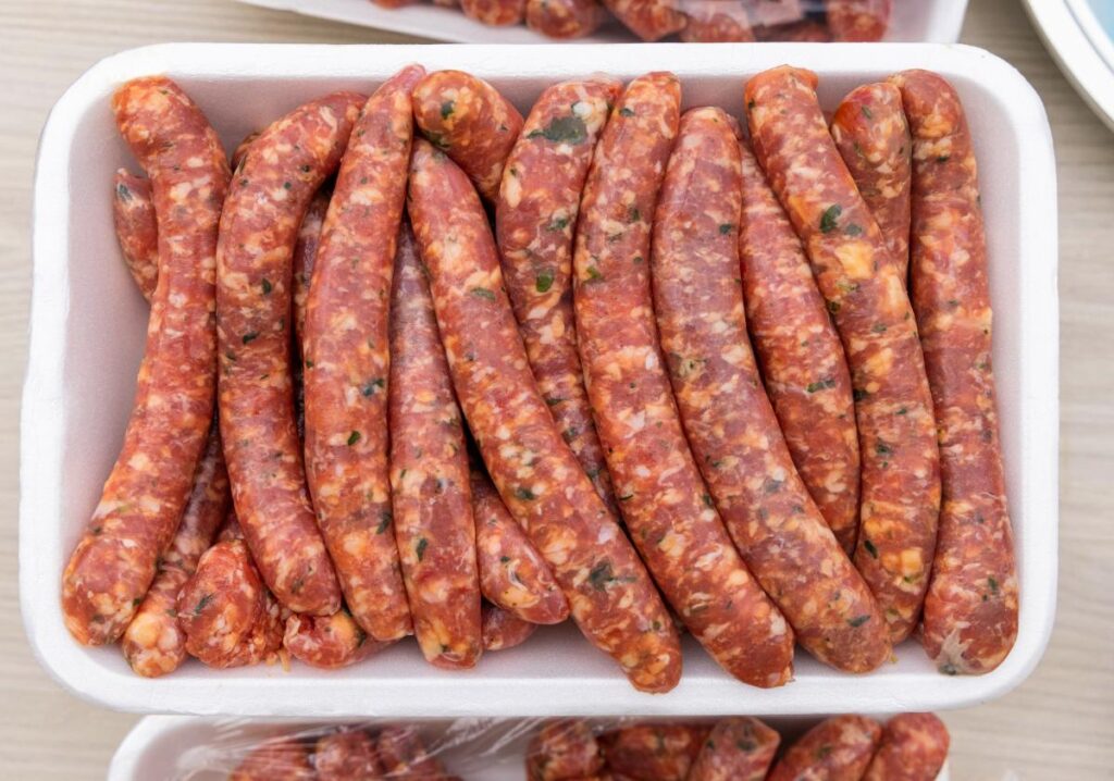 Une barquette remplie de merguez