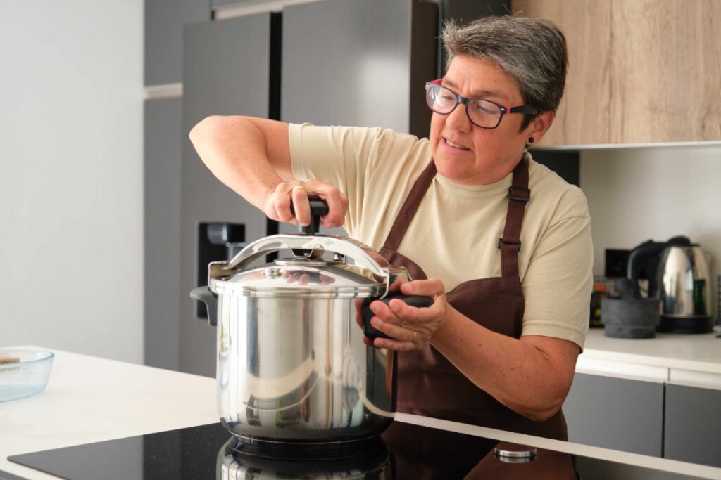 Une femme qui utilise une cocotte-minute SEB en aluminium