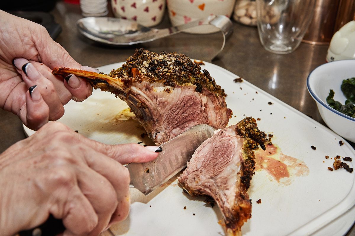Une personne qui mange du confit de porc
