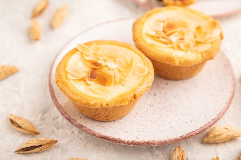 Des amandes croissants sur une assiette