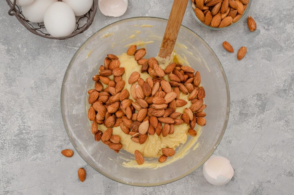 Amandes et pâtes dans un bol sur la table