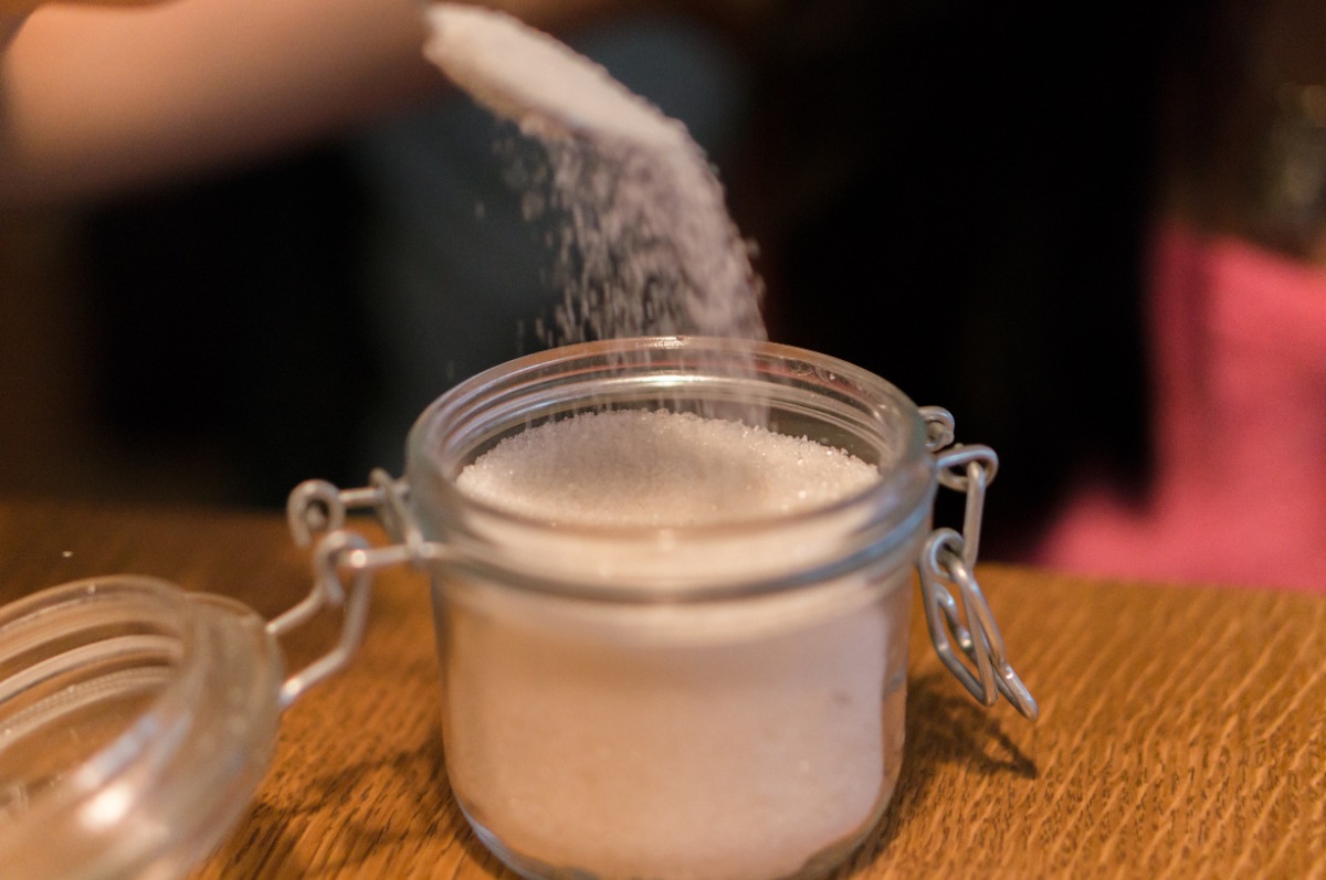 Un bocal en verre qui contient du sucre