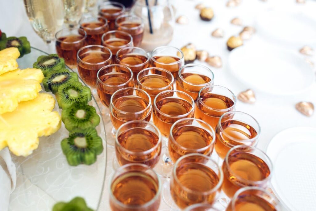 Des boissons apéritifs dans des verres