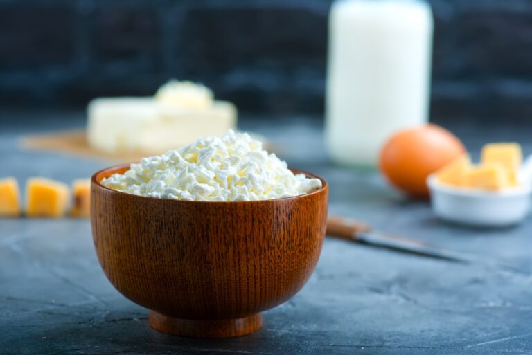 Un bol en bois rempli de fromage blanc